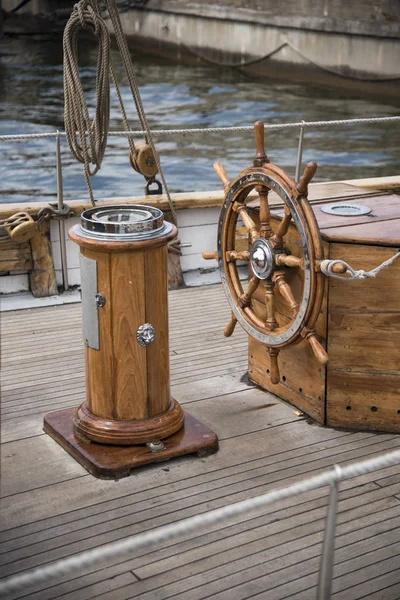 Rodret Och Kompass Däck Yacht — Stockfoto