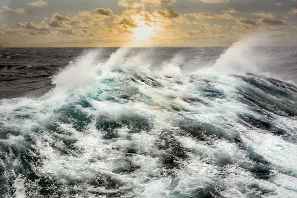 Sea wave och mörka moln — Stockfoto