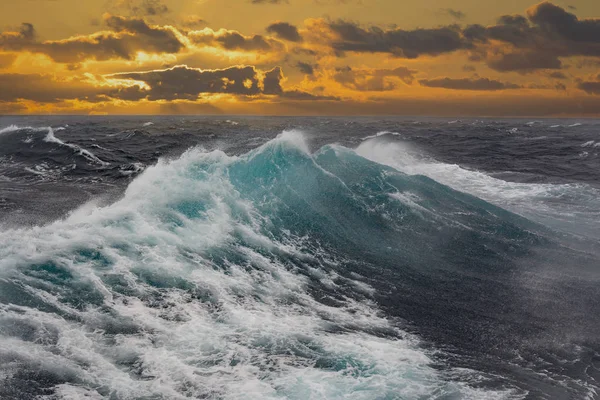 Sea Wave Dark Clouds Sunset Atlantic Ocean — Stock Photo, Image