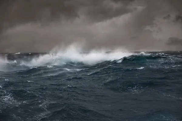 Olas de mar y nubes oscuras —  Fotos de Stock