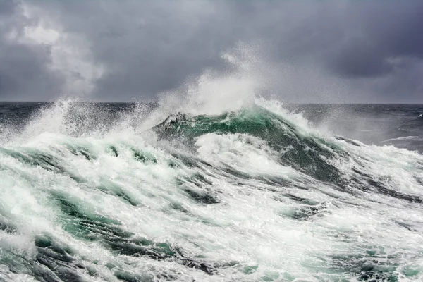 Olas de mar y nubes oscuras —  Fotos de Stock