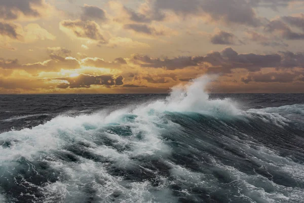 Onda marina e nuvole scure — Foto Stock
