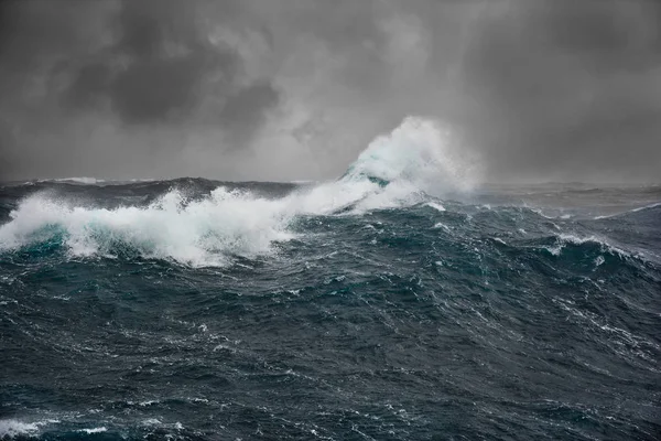 Vague de mer et nuages sombres — Photo