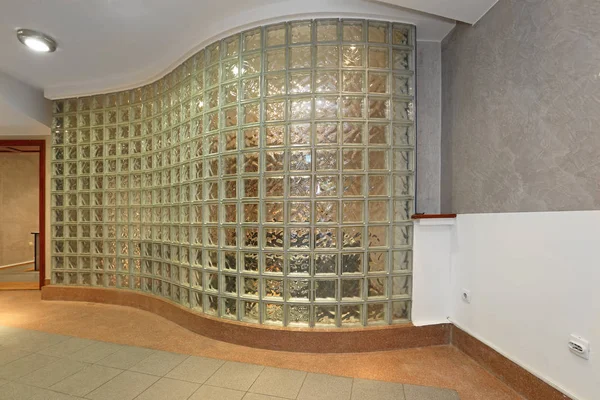Moderner Glaskubus Wellenwandinnenraum — Stockfoto