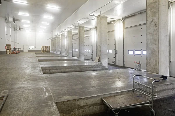 Concrete Interior Loading Bay Cold Distribution Warehouse — Stock Photo, Image