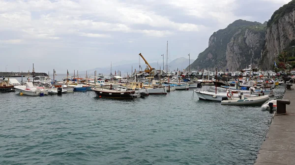 イタリア カプリ港小型ボート — ストック写真