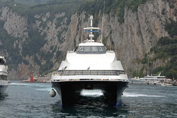 Navio Catamarã Moderno Porto Capri Itália — Fotografia de Stock