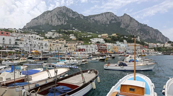 グランド マリーナ港とカプリ島イタリアの山 — ストック写真