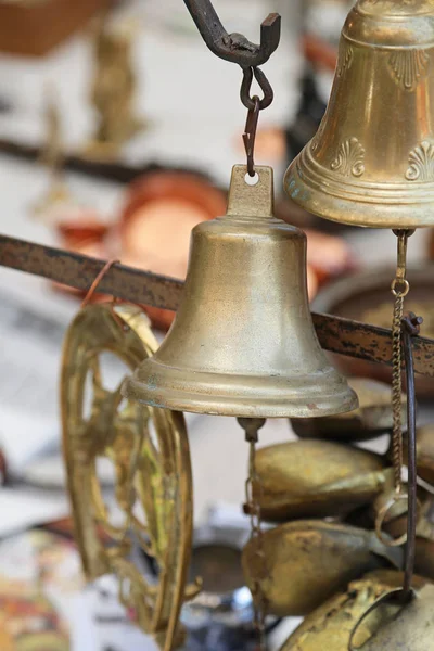 Används Mässing Bells För Försäljning Loppmarknad — Stockfoto