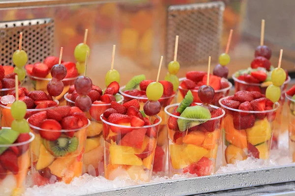 Fruits Frais Coupés Dans Des Tasses Plastique — Photo