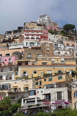 Cliffs at Amalfi Coast Positano'daki renkli evleri