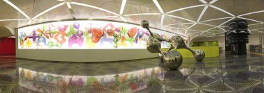Naples, İtalya - 25 Haziran 2014: Uzun eklektik Lightbox ve heykel Universita sanat tarafından tasarlanan istasyonunda mimar Karim Rashid Napoli, İtalya.