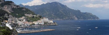 Amalfi, İtalya - 27 Haziran 2014: Uzun Panorama sahil sahil peyzaj Amalfi, İtalya.