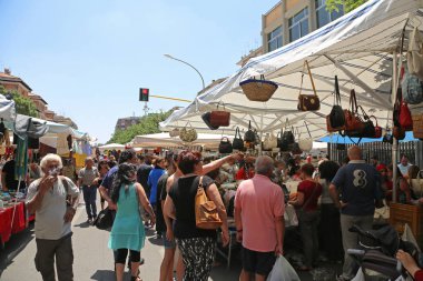 Rome, İtalya - 29 Haziran 2014: İnsanlar ucuz çanta ve Porta liman Pazar bit pazarı Roma, İtalya, giyim için tarama.