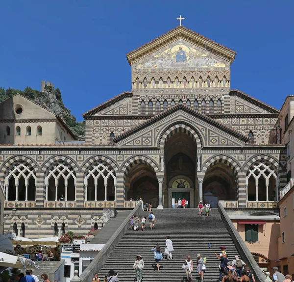 Amalfi Itália Junho 2014 Turistas Catedral Apóstolo Santo André Escadaria — Fotografia de Stock