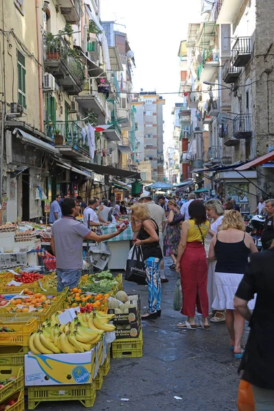 Νάπολη Ιταλία Ιουνίου 2014 Τοπικοί Άνθρωποι Ψωνίζουν Στο Sunday Street — Φωτογραφία Αρχείου