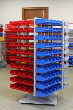 Mavi ve kırmızı plastik rafları için küçük parçalar depolama