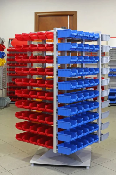 Μπλε Και Κόκκινα Πλαστικά Ράφια Για Μικρά Εξαρτήματα Αποθήκευσης — Φωτογραφία Αρχείου
