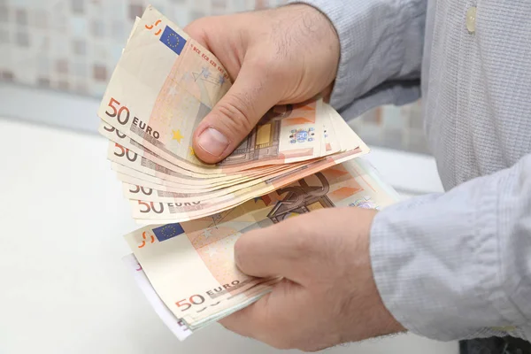 Άνθρωπος Μετράει Ευρώ Χρήματα Από Χέρια — Φωτογραφία Αρχείου