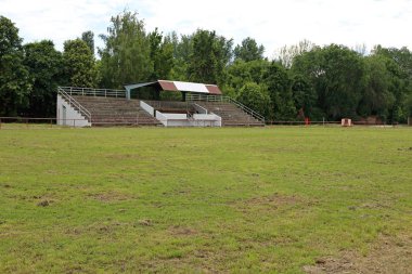 Hipodrom stadyum standları boş ve çimen yeşil