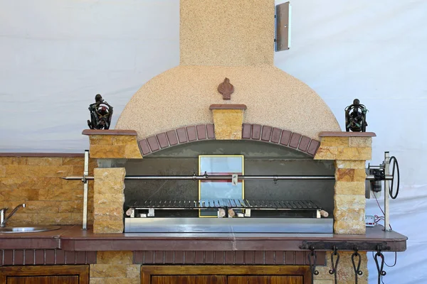 Grelha Pedra Alvenaria Italiana Com Rotisserie Automatizada — Fotografia de Stock