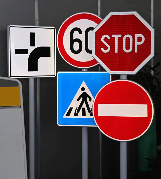 Verschiedene Verkehrszeichen Mischen Sich Masten — Stockfoto