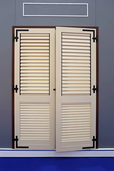 Κλειστά Παραθυρόφυλλα Διπλή Πόρτα Στο Σπίτι — Φωτογραφία Αρχείου