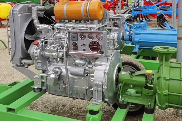 Leistungsstarker Dieselmotor Mit Angeschlossener Wasserpumpe — Stockfoto