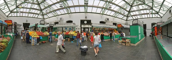 ローマ イタリア 2014 Peole イタリア ローマ テルミニ駅の近くの新しい農民市場でショッピング — ストック写真