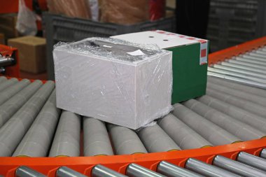 Konveyör bant dağıtım depo kutulara nakliye