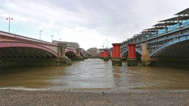 Londra'nın eski Blackfriars köprüden sütunları kalır