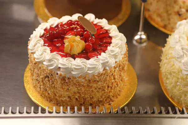 草莓和红梅的花式蛋糕 — 图库照片