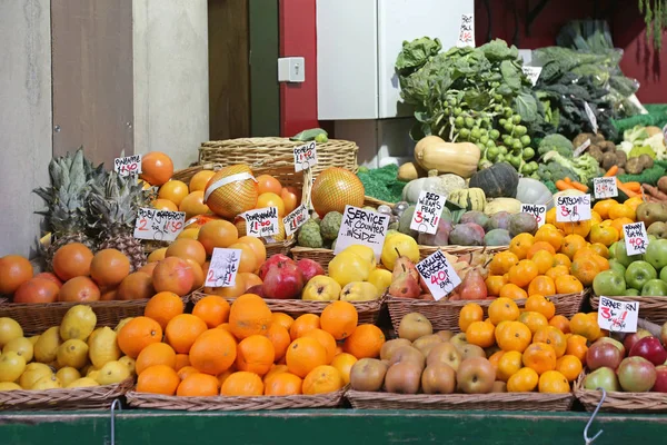 Ortofrutticoli Alla Bancarella Del Mercato Agricolo — Foto Stock