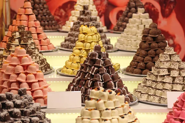 Große Stapel Verschiedener Marzipanbonbons — Stockfoto