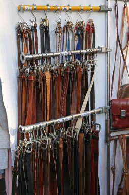 Bit pazarı, beş pound için kemerler