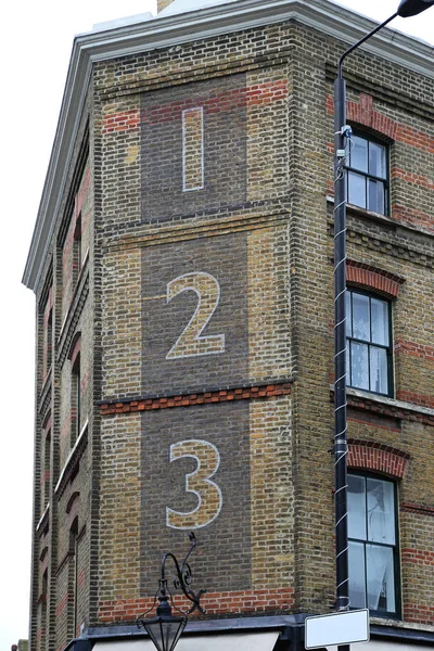 123一二三数字在砖房在伦敦 — 图库照片