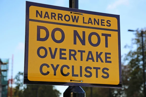 Overtake Cyclist Yellow Traffic Sign London — Stock Photo, Image