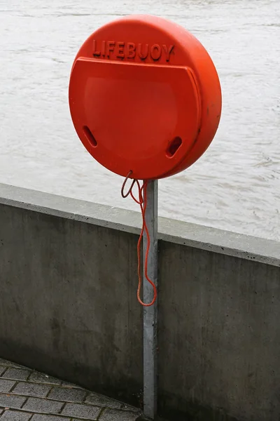 Koło Ratunkowe Życie Ciułacz Pomarańczowym Polu Nad Rzeką — Zdjęcie stockowe