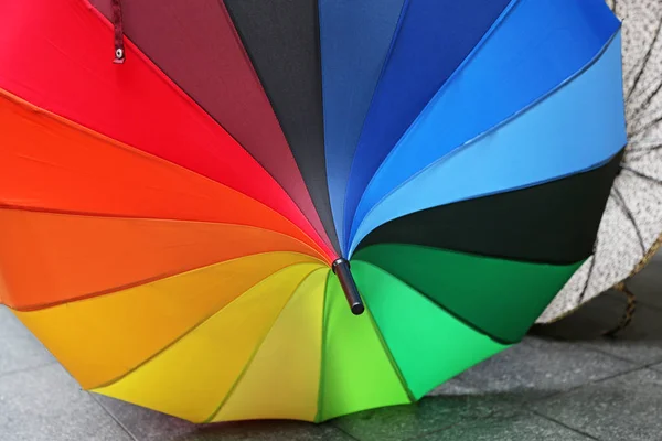 Декоративный Зонтик Цветах Радуги — стоковое фото