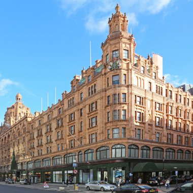 London, Büyük Britanya - 19 Kasım 2013: Harrods bir lüks mağaza Brompton Road, Knightsbridge Londra, İngiltere.