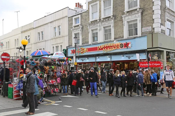 ロンドン イギリスの土曜日に買い物客と観光客で混雑しているロンドン イギリス 2013 ポートベロー ロード マーケット — ストック写真