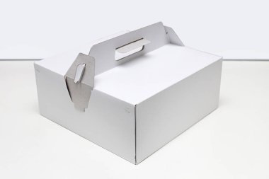 ' Kek dır büyük beyaz bir karton kutu