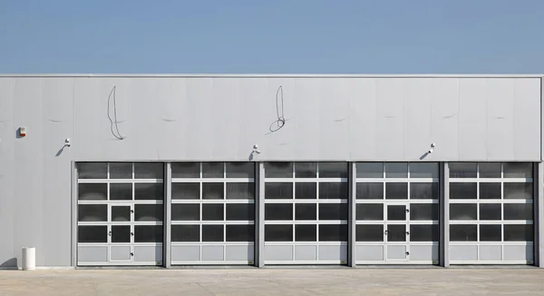 Pięć Dużych Drzwi Nowym Budynku Garażu — Zdjęcie stockowe