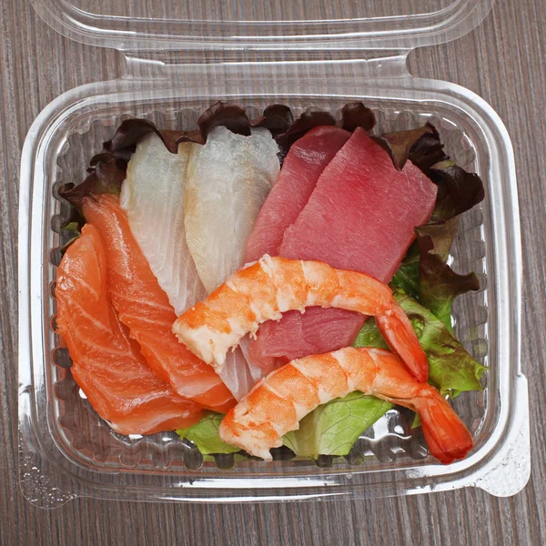 新鲜的生鱼切片日式鱼生在框中 — 图库照片