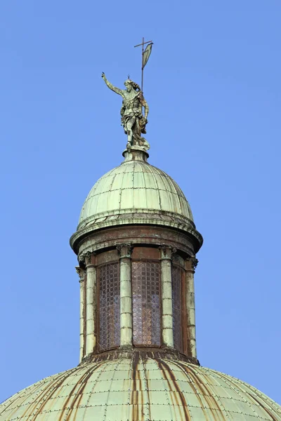 意大利威尼斯 2013年7月08日 在意大利威尼斯教堂 Simeone 短笛顶部的雕像 — 图库照片