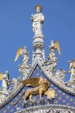 Venice, İtalya - 08 Temmuz 2013: Saint Mark ve Altın Aslan Venedik St Marks Kilisesi Venedik, İtalya.