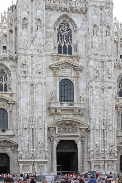 Milan Italy July 2013 Tourists Front Duomo Gothic Cathedral Milan — Stock Photo, Image
