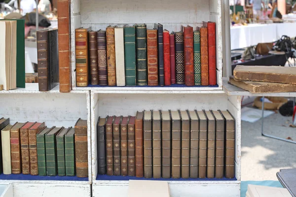 Seltene Bücher Hölzernen Bücherregal Auf Dem Antikmarkt Konserven — Stockfoto