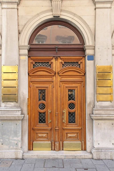 Big Arch Double Wooden Doors Trieste — Stock Photo, Image