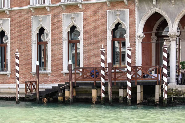 Postes Madera Marrón Gran Canal Venecia — Foto de Stock